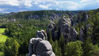 Teplice Dağları arasındaki Adrpach Kayalıkları insansız hava aracı