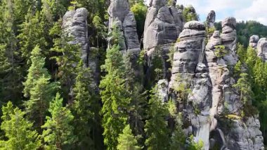Teplice Dağları arasındaki Adrpach Kayalıkları insansız hava aracı