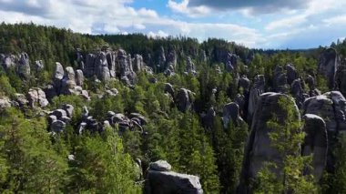 Teplice Dağları arasındaki Adrpach Kayalıkları insansız hava aracı