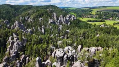 Teplice Dağları arasındaki Adrpach Kayalıkları insansız hava aracı