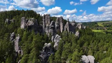 Teplice Dağları arasındaki Adrpach Kayalıkları insansız hava aracı