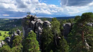 Teplice Dağları arasındaki Adrpach Kayalıkları insansız hava aracı