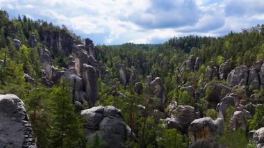 Adrspach Kayalıkları Teplice Dağları İHA uçuşundan görünüm