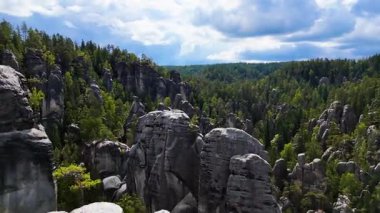 Adrspach Kayalıkları Teplice Dağları İHA uçuşundan görünüm