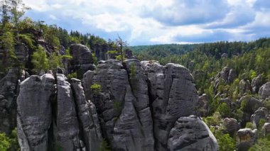 Adrspach Kayalıkları Teplice Dağları İHA uçuşundan görünüm