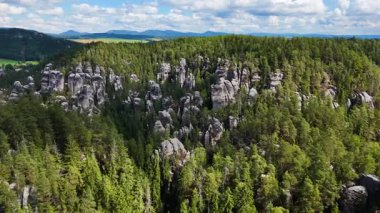 Adrspach Kayalıkları Teplice Dağları İHA uçuşundan görünüm