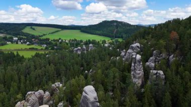 Adrspach Kayalıkları Teplice Dağları İHA uçuşundan görünüm