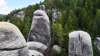 Adrspach Kayalıkları Teplice Dağları İHA uçuşundan görünüm