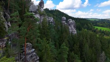Adrspach Kayalıkları Teplice Dağları İHA uçuşundan görünüm