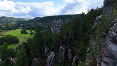 Adrspach Kayalıkları Teplice Dağları İHA uçuşundan görünüm