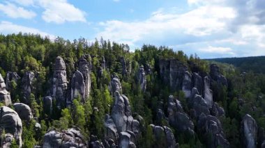 Adrspach Kayalıkları Teplice Dağları İHA uçuşundan görünüm