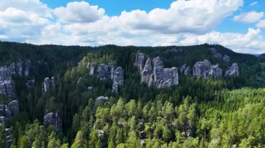 Adrspach Kayalıkları Teplice Dağları İHA uçuşundan görünüm