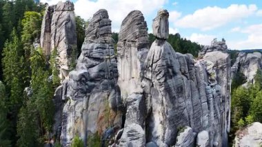 Adrspach Kayalıkları Teplice Dağları İHA uçuşundan görünüm
