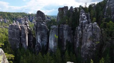 Adrspach Kayalıkları Teplice Dağları İHA uçuşundan görünüm
