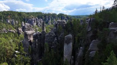 Adrspach Kayalıkları Teplice Dağları İHA uçuşundan görünüm