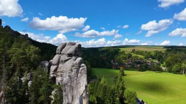 Adrspach Kayalıkları Teplice Dağları İHA uçuşundan görünüm