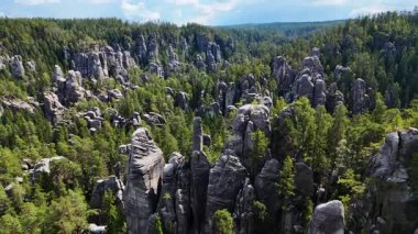 Adrspach Kayalıkları Teplice Dağları İHA uçuşundan görünüm