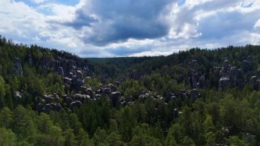 Adrspach Kayalıkları Teplice Dağları İHA uçuşundan görünüm