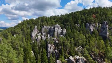Adrspach Kayalıkları Teplice Dağları İHA uçuşundan görünüm