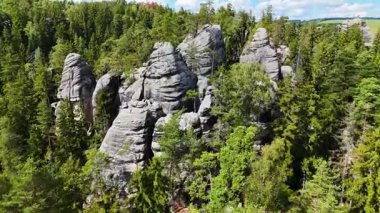 Adrspach Kayalıkları Teplice Dağları İHA uçuşundan görünüm