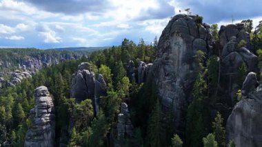 Adrspach Kayalıkları Teplice Dağları İHA uçuşundan görünüm
