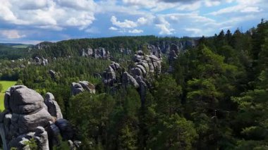 Adrspach Kayalıkları Teplice Dağları İHA uçuşundan görünüm
