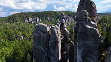 Adrspach Kayalıkları Teplice Dağları İHA uçuşundan görünüm