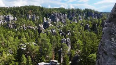 Adrspach Kayalıkları Teplice Dağları İHA uçuşundan görünüm