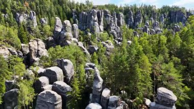 Adrspach Kayalıkları Teplice Dağları İHA uçuşundan görünüm