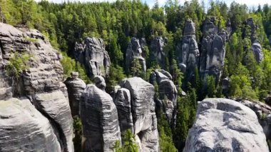 Adrspach Kayalıkları Teplice Dağları İHA uçuşundan görünüm