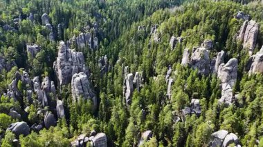 Adrspach Kayalıkları Teplice Dağları İHA uçuşundan görünüm