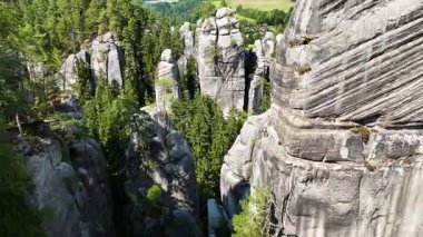 Adrspach Kayalıkları Teplice Dağları İHA uçuşundan görünüm