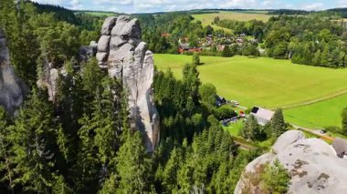 Adrspach Kayalıkları Teplice Dağları İHA uçuşundan görünüm