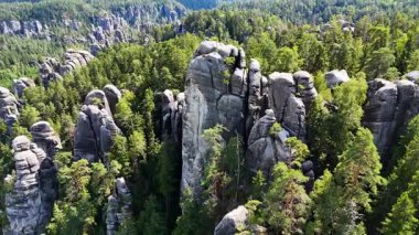Adrspach Kayalıkları Teplice Dağları İHA uçuşundan görünüm