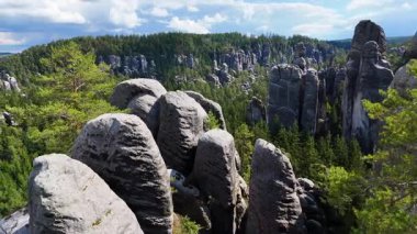 Adrspach Kayalıkları Teplice Dağları İHA uçuşundan görünüm