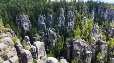 Adrspach Kayalıkları Teplice Dağları İHA uçuşundan görünüm