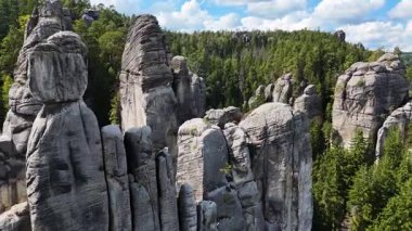 Adrspach Kayalıkları Teplice Dağları İHA uçuşundan görünüm