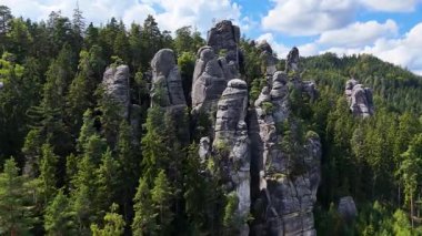 Adrspach Kayalıkları Teplice Dağları İHA uçuşundan görünüm