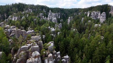 Benzersiz kayalar dağ Adrspasske skaly Ulusal Park Adrszpach, Çek Cumhuriyeti