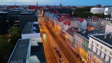 Akşam aydınlatması şehir merkezi caddeleri 6 Eylül 2025 Wroclaw Polonya