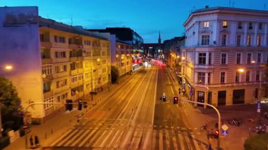 Akşam aydınlatması şehir merkezi caddeleri 6 Eylül 2025 Wroclaw Polonya