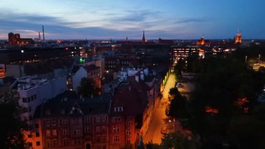 Akşam aydınlatması şehir merkezi caddeleri 6 Eylül 2025 Wroclaw Polonya