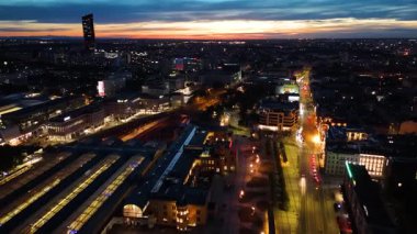 Akşam aydınlatması şehir merkezi caddeleri 6 Eylül 2025 Wroclaw Polonya