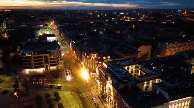 Akşam aydınlatması şehir merkezi caddeleri 6 Eylül 2025 Wroclaw Polonya