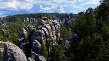 Benzersiz kayalar dağ Adrspasske skaly Ulusal Park Adrszpach, Çek Cumhuriyeti