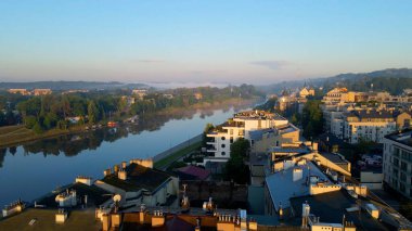 Avrupa kenti turizmine insansız hava aracı bakışı eski Krakow Polonya