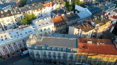 Avrupa kenti turizmine insansız hava aracı bakışı eski Krakow Polonya