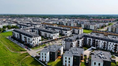 Şehir Mimarisi Avrupa insansız hava aracı eski şehir Opole Polonya 'nın üzerinden geçiyor 