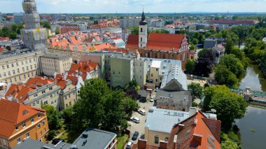 Şehir Mimarisi Avrupa insansız hava aracı eski şehir Opole Polonya 'nın üzerinden geçiyor 