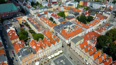 Şehir Mimarisi Avrupa insansız hava aracı eski şehir Opole Polonya 'nın üzerinden geçiyor 